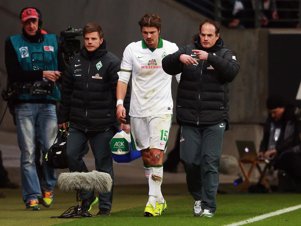 Werder Bremens Sebastian Prödl musste gegen Eintracht Frankfurt verletzt ausgewechselt werden