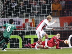 Jasper Cillessen (r.) redt Ajax op wonderbaarlijke wijze twee keer achter elkaar tegen Legia Warschau en teamgenoot Nicolai Boilesen (l.) kan niks anders doen dan toekijken. (19-02-2015)