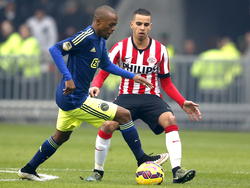Thulani Serero probeert Adam Maher te ontwijken tijdens PSV - Ajax. (01-03-2015)