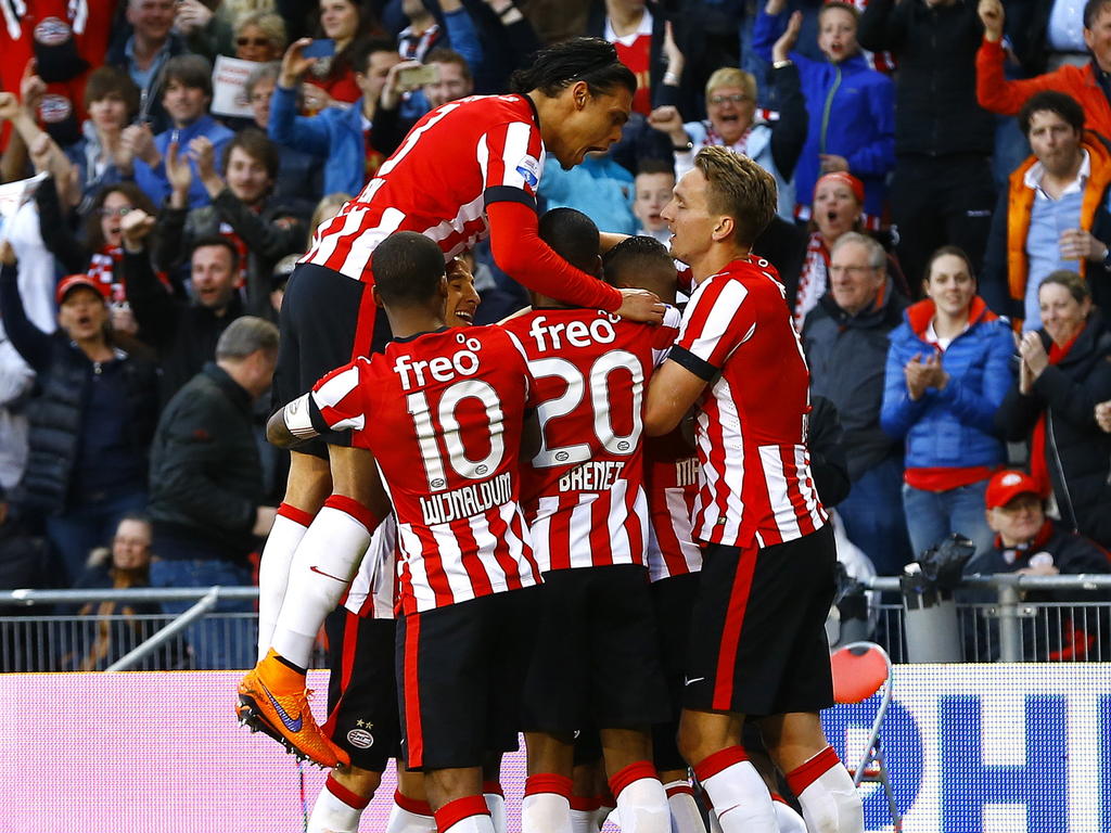 De spelers van PSV vieren een feestje na het doelpunt (2-0) van Depay dat ze dichterbij het kampioenschap brengt. (18-04-2015)