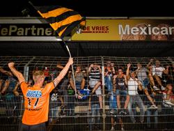 FC Volendam-speler Kevin van Kippersluis viert de overwinning op FC Dordrecht met de FC Volendam fans. (21-08-2015)