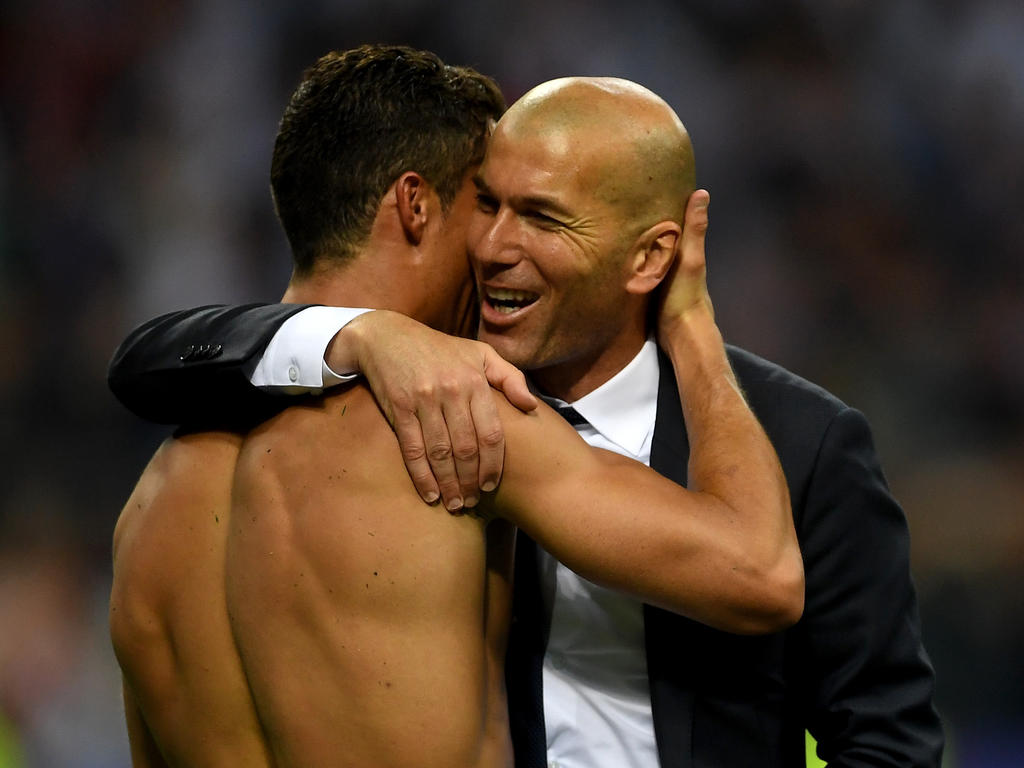 Zinédine Zidane (r. )und Christiano Ronaldo triumphieren in Mailand