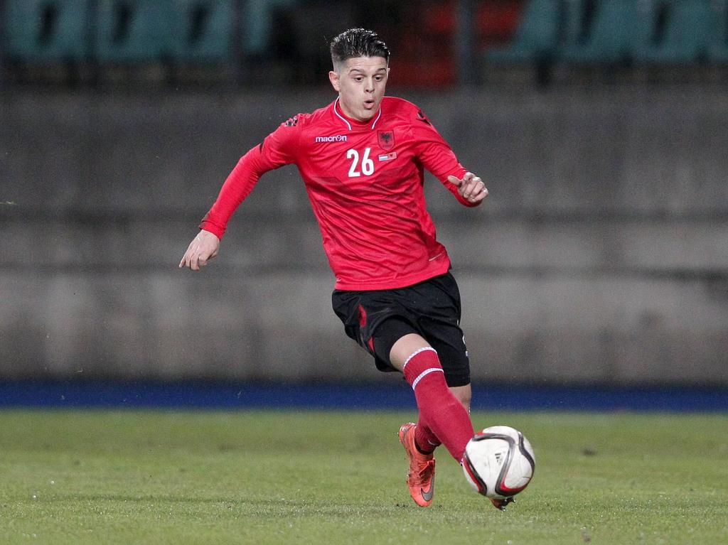 Milot Rashica heeft balbezit tijdens het oefenduel Luxemburg - Albanië (29-03-2016).