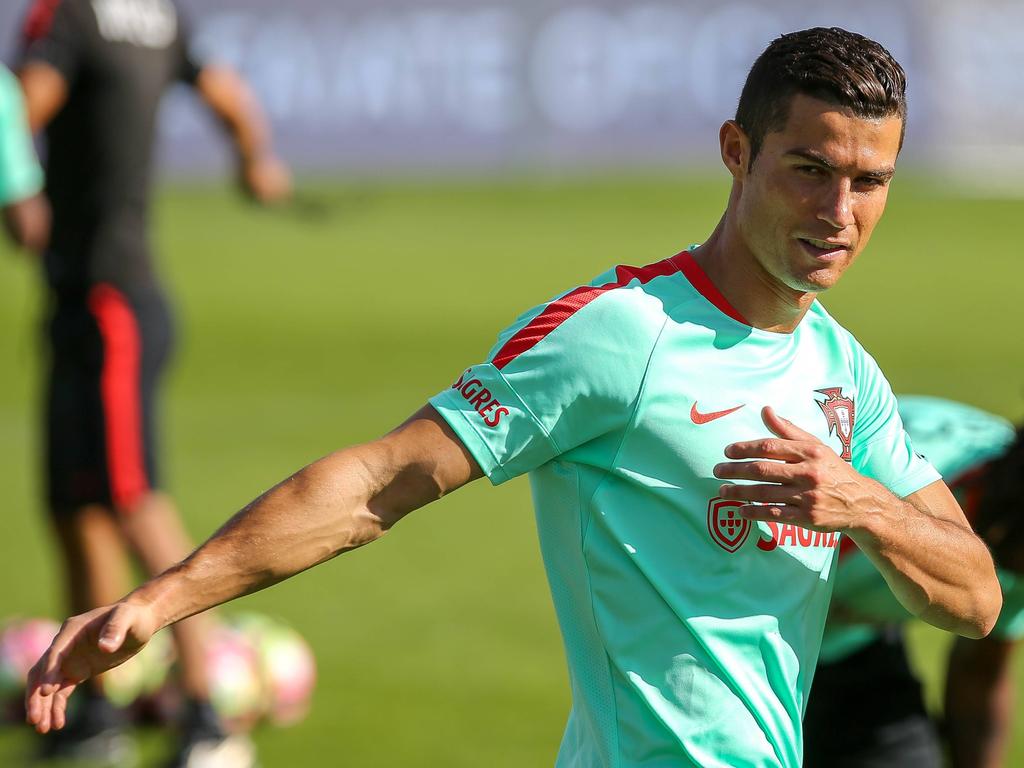 Ronaldo hace estiramientos en un sesión con la selección de Portugal. (Foto: Imago)