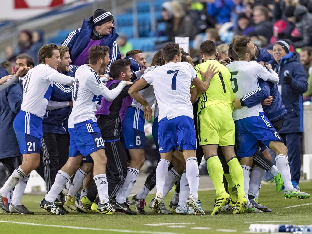De spelers van San Marino zijn uitzinnig van vreugde na de 1-1 tegen Noorwegen, het eerste uitdoelpunt sinds 2001. (11-10-2016)