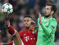 Davy Pröpper (r.) probeert tevergeefs de bal te veroveren van Thiago (l.) tijdens het Champions League-duel Bayern München - PSV. (20-10-2016)
