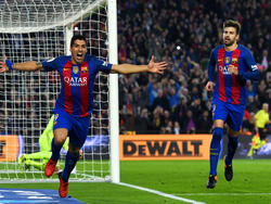 Luis Suárez (l.) heeft reden tot juichen in Camp Nou: de aanvaller van FC Barcelona heeft zijn ploeg op voorsprong gezet tegen Real Madrid. (03-12-2016)
