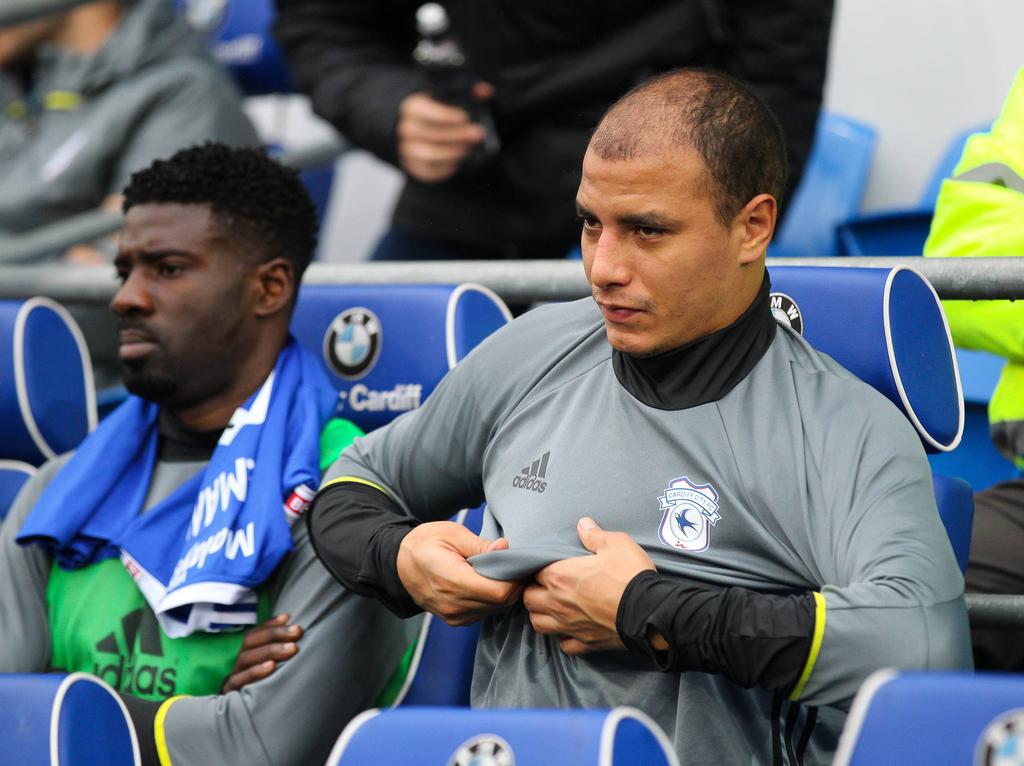 Marouane Chamakh zit op de bank namens Cardiff City tegen Wigan Athletic. (29-10-2016)