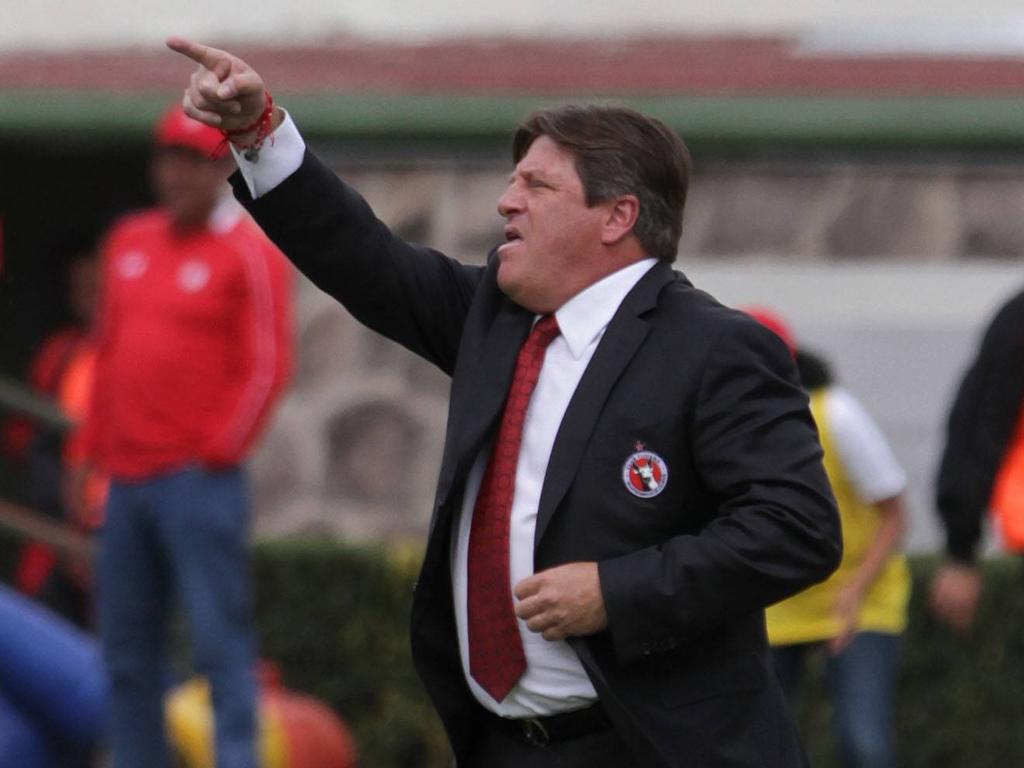 Miguel Herrera da instrucciones a los suyos desde la zona técnica. (Foto: Imago)