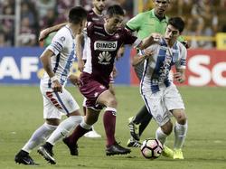 Mario Torres lleva la bola entre dos contrarios de Pachuca. (Foto: Imago)