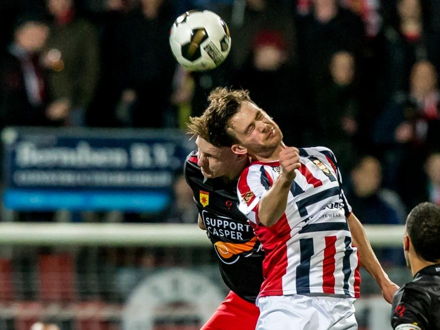 Excelsior-speler Jordy de Wijs (l.) in kopduel met Willem II speler Erik Falkenburg (r.). (25-02-2017)