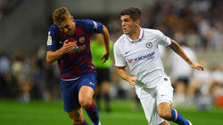 Oriol Busquets (l.) spielte mit Barca in der Vorbereitung unter anderem gegen Ex-BVB-Star Christian Pulisic und den FC Chelsea