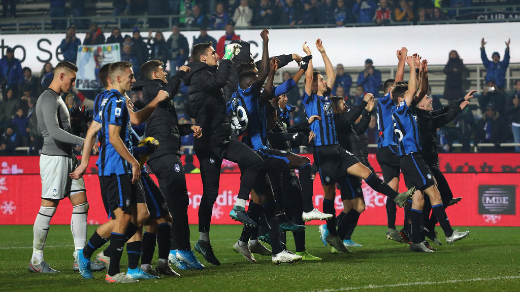 Los jugadores de Atalanta celebran el triunfo con los suyos.