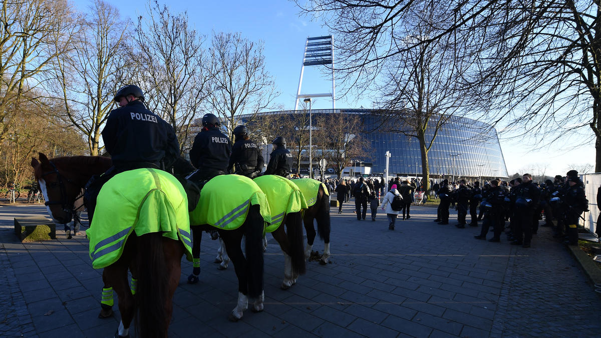 Werder Bremen muss die Kosten für die Polizeieinsätze bei Risikospielen voraussichtlich alleine tragen Werder Bremen muss die Kosten für die Polizeieinsätze bei Risikospielen voraussichtlich alleine tragen