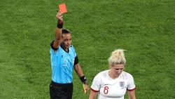 Edina Alves Batistas pfeift bei der Klub-WM