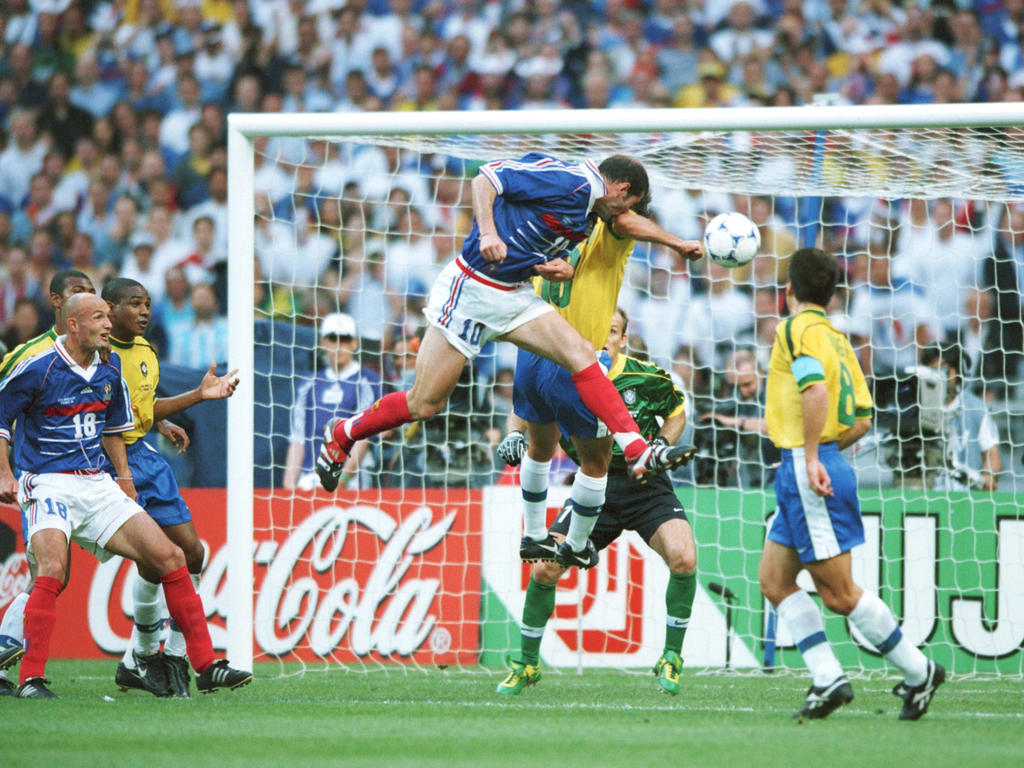 Zidane (dcha.) marcó dos goles en la final del Mundial de 1998. (Foto: Getty)