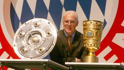 Franz Beckenbauer 2006 zwischen Meisterschale und DFB-Pokal