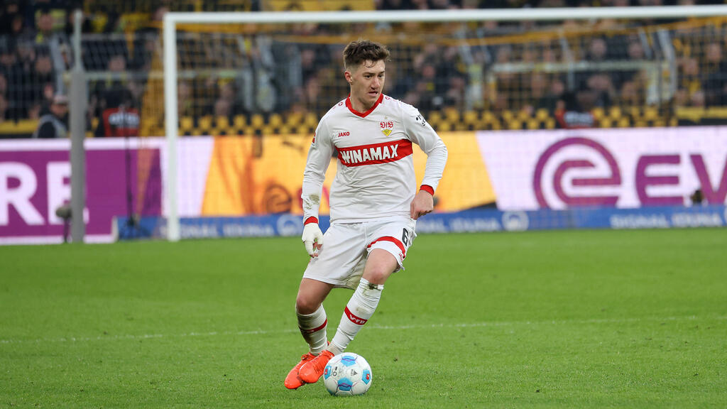 Angelo Stiller hat seinen Vertrag beim VfB Stuttgart zuletzt bis 2028 verlängert Angelo Stiller hat seinen Vertrag beim VfB Stuttgart zuletzt bis 2028 verlängert