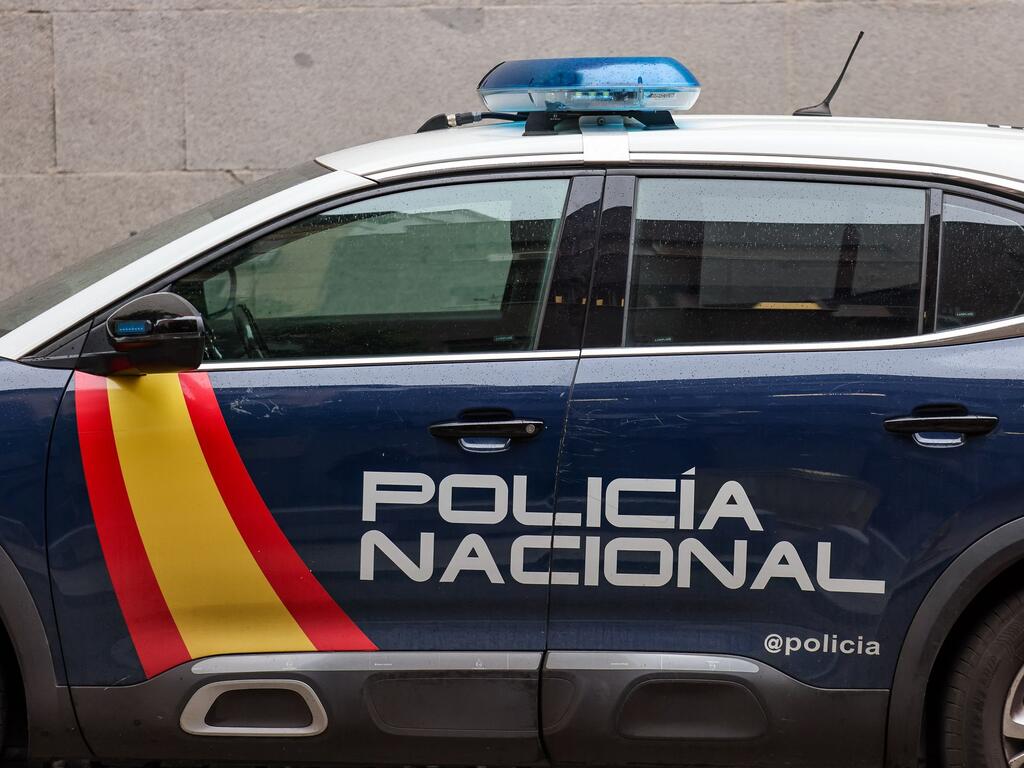 Ein Auto ist in Barcelona eine wartende Menge von Fußballfans gefahren. Dabei wurden nach Angaben der Polizei 13 Menschen verletzt. Die Polizei geht von einem Unfall aus Ein Auto ist in Barcelona eine wartende Menge von Fußballfans gefahren. Dabei wurden nach Angaben der Polizei 13 Menschen verletzt. Die Polizei geht von einem Unfall aus