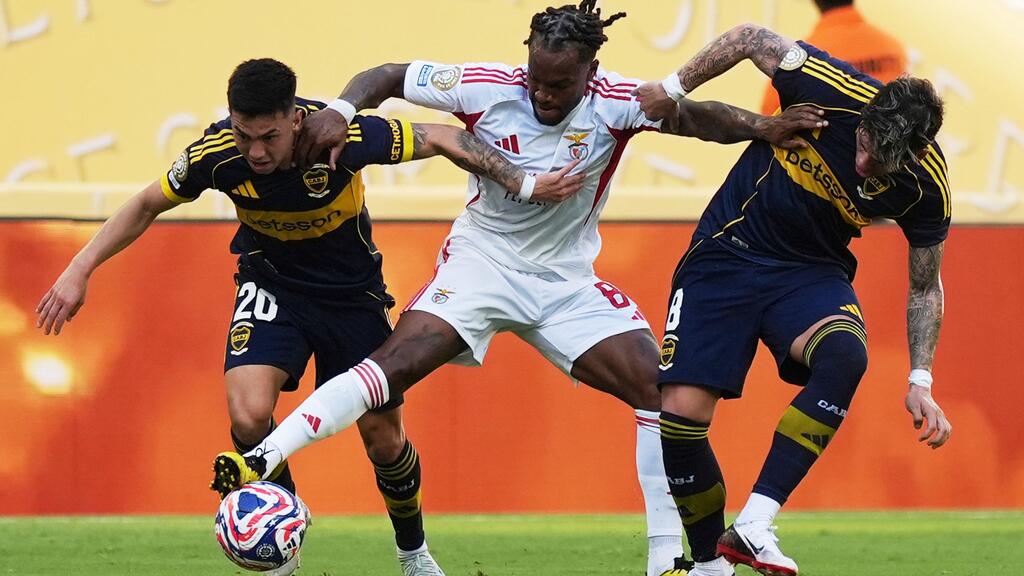 Es ging rustikal zur Sache zwischen Boca und Benfica. Hier kämpft der frühere Bayern-Profi Renato Sanches (M) von Lissabon mit Carlos Palacios (r) und Alan Velasco um den Ball