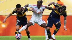 Es ging rustikal zur Sache zwischen Boca und Benfica. Hier kämpft der frühere Bayern-Profi Renato Sanches (M) von Lissabon mit Carlos Palacios (r) und Alan Velasco um den Ball