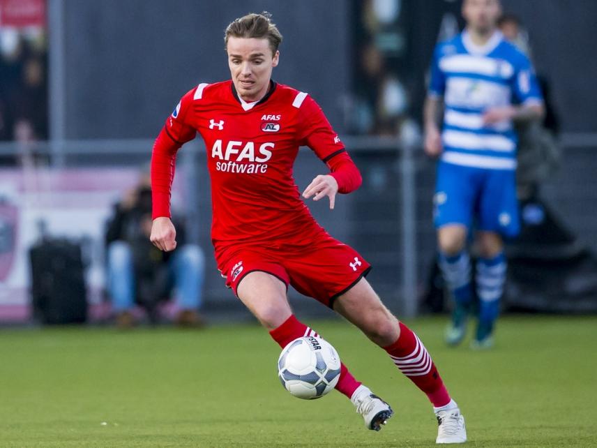 Ben Rienstra neemt op technische wijze de bal mee tijdens het duel PEC Zwolle - AZ Alkmaar in de Eredivisie. (13-12-2015)