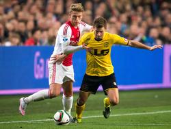 Viktor Fischer (l.) duelleert met Jens van Son (r.) tijdens het competitieduel Ajax - Roda JC Kerkrade. (31-10-2015)