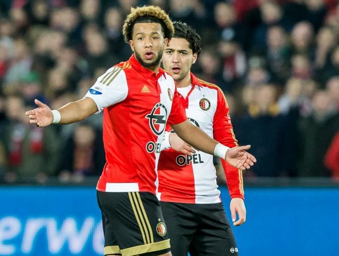 Tonny Vilhena (l.) en Anass Achahbar weten het ook even niet meer. De Feyenoorders kwamen via een geweldige goal van de spits op 1-1 tegen sc Heerenveen, maar die ploeg maakt vlak voor tijd weer de 1-2. (28-01-2016)