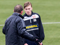 Tijdens een trainingssessie van FC Dordrecht overleggen trainer Harry van den Ham (l.) en Guus van Weerdenburg (r.) met elkaar. (04-02-2016)