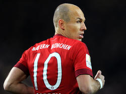 Arjen Robben neemt zijn positie weer in nadat een aanval van Bayern München is gestrand in de verdediging van Borussia Dortmund. (05-03-2016)