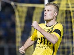 Kevin van Diermen is dolblij met zijn eerste treffer in dienst van NAC Breda. De verdediger scoort de 1-0 tegen Achilles '29. (04-03-2016)