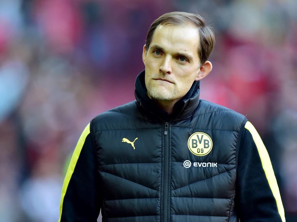 Borussia Dortmund-trainer Thomas Tuchel staat langs de lijn tijdens het competitieduel FC Augsburg - Borussia Dortmund (20-03-2016). Borussia Dortmund-trainer Thomas Tuchel staat langs de lijn tijdens het competitieduel FC Augsburg - Borussia Dortmund (20-03-2016).