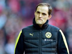 Borussia Dortmund-trainer Thomas Tuchel staat langs de lijn tijdens het competitieduel FC Augsburg - Borussia Dortmund (20-03-2016).