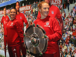 Melanie Behringer (r.) bleibt bis 2019 beim FC Bayern