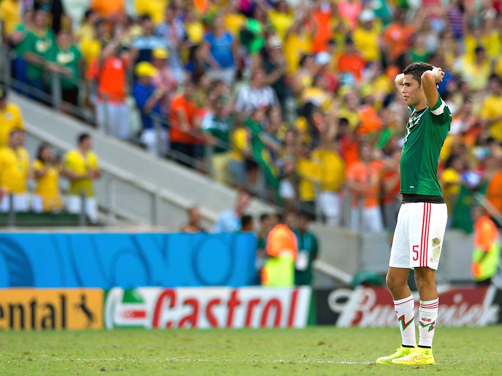 Diego Reyes baalt van de uitschakeling van Mexico in de achtste finale op het WK 2014. Nederland is in de slotfase met 2-1 te sterk. (29-6-2014)