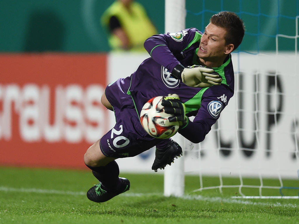 Torwart Max Grün vom VfL Wolfsburg hält einen Ball im Elfmeterschießen