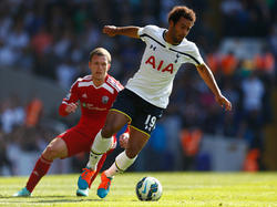 Moussa Dembélé (r.) van Tottenham Hotspur houdt West Bromwich Albion-speler Craig Gardner van zich af. (21-09-2014)