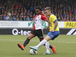 Albert Rusnák (r.) probeert Miquel Nelom (l.) uit te kappen tijdens het competitieduel SC Cambuur - Feyenoord. (26-10-2014)