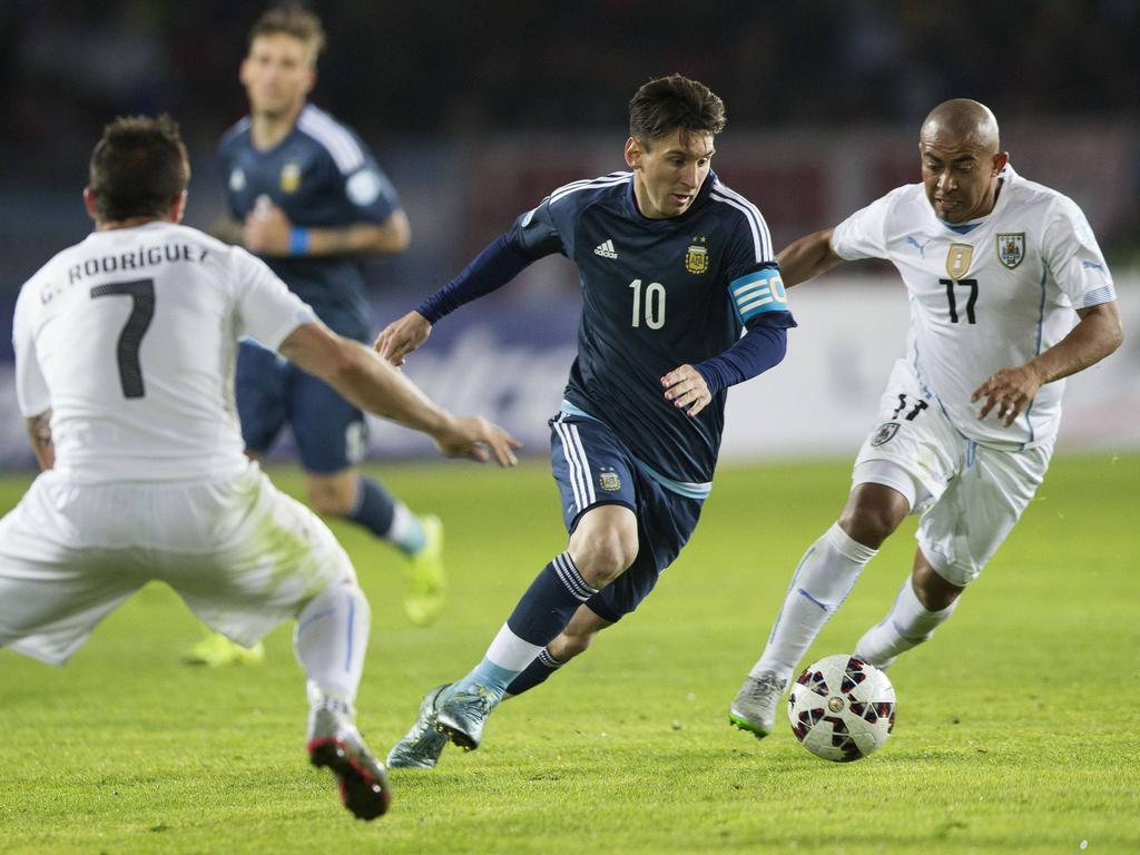 Leo Messi conduce el balón ante dos jugadores de Uruguay. (Foto: Imago)