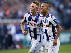 SC Heerenveen-speler Sam Larsson (l.) viert de 1-0 met Luciano Slagveer (r). (28-08-2015)