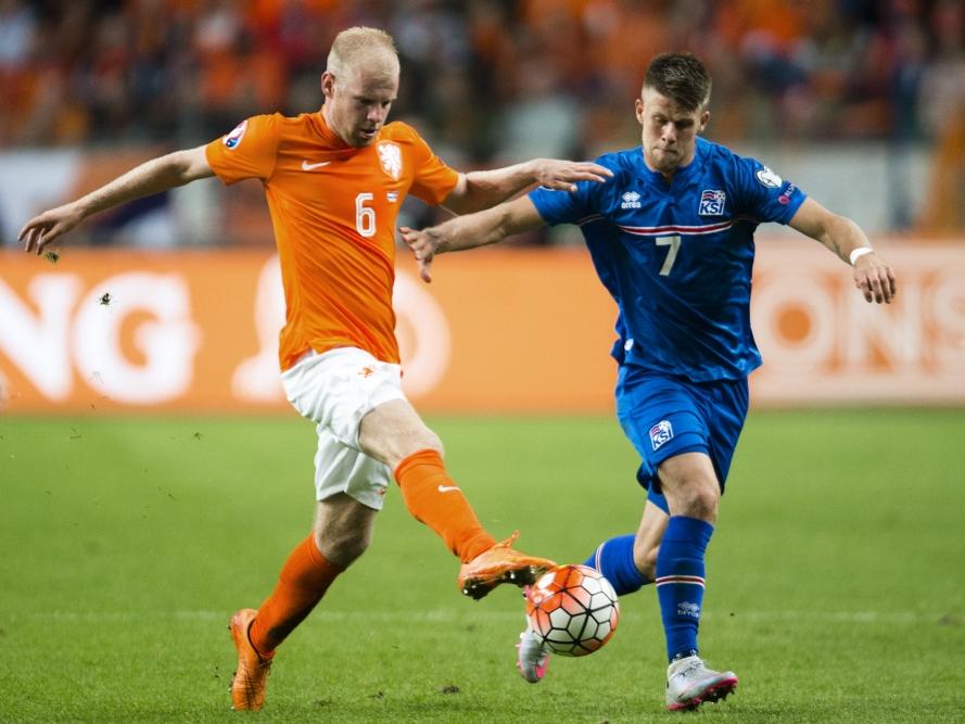 Davy Klaassen (l.) probeert Jóhann Guðmundsson (r.) uit te kappen tijdens de EK-kwalificatiewedstrijd tussen Nederland en IJsland. (03-09-2015)