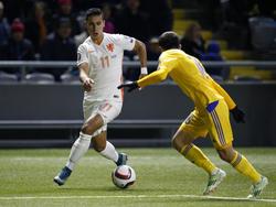 Anwar El Ghazi debuteert in het shirt van Oranje. Tegen Kazachstan zoekt hij hier tegenstander Gafurzhan Suyombaev op. (10-10-2015)