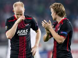 Jop van der Linden (l.) en Guus Hupperts (r.) balen van de 4-1 nederlaag tegen FC Augsburg, maar danken nog wel de meegereisde supporters van AZ. (05-11-2015)