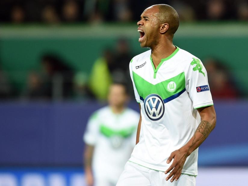 Naldo scoort in de laatste groepswedstrijd van de Champions League de 3-2 namens VfL Wolfsburg tegen Manchester United en schreeuwt het uit van blijdschap. (08-12-2015)