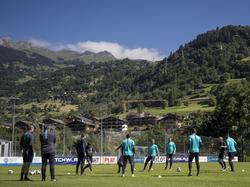 PSV begint de training op het trainingskamp in Zwitserland met een rondo op een wel heel mooie locatie. (16-07-2016)