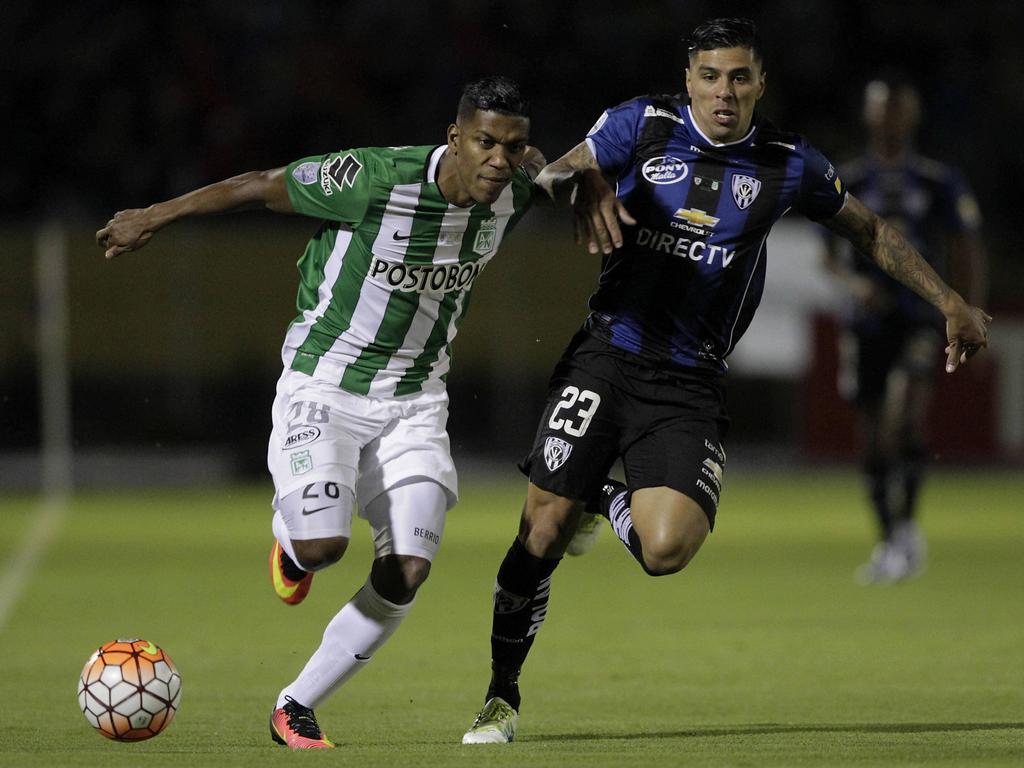 Tellechea (dcha.) y Orlando Berrío pugnan por la pelota en el duelo. (Foto: Imago)
