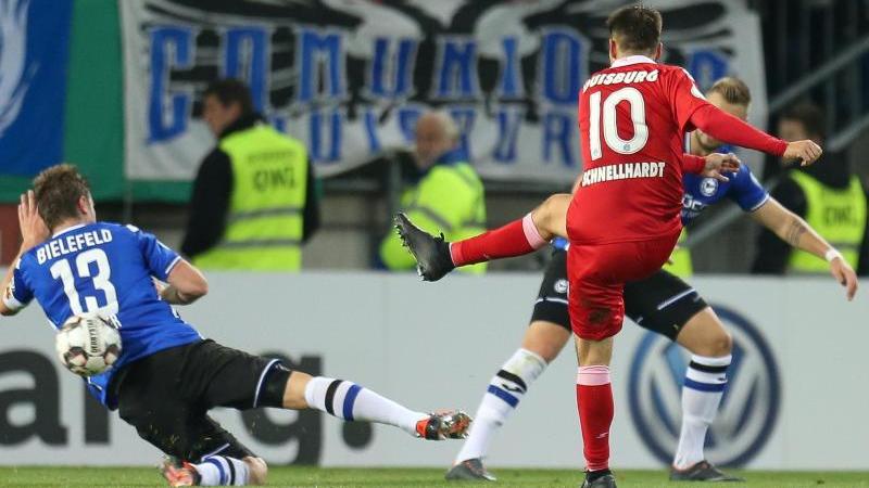 Duisburgs Fabian Schnellhardt (r) zieht zum 2:0 in Bielefeld ab