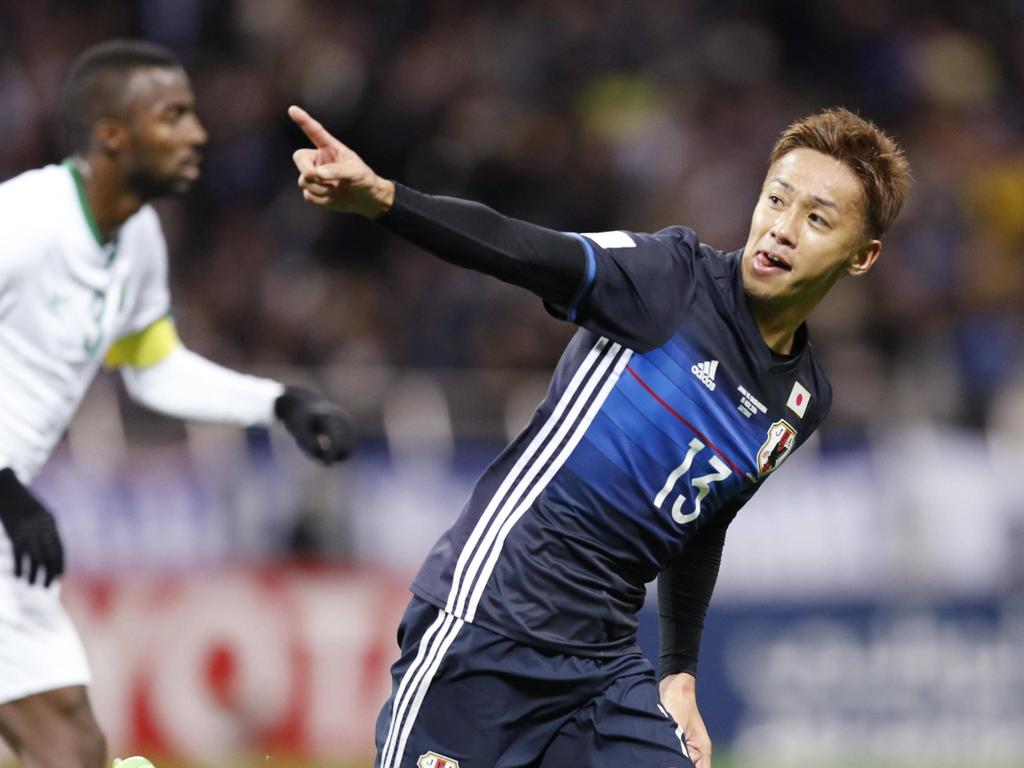 Hiroshi Kiyotake viert zijn doelpunt voor Japan tegen Saudi-Arabië. (15-11-2016)