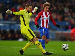 Jeroen Zoet (l.) schiet de bal weg voor de voeten van Antoine Griezmann (r.) tijdens Atlético Madrid - PSV. (23-11-2016)