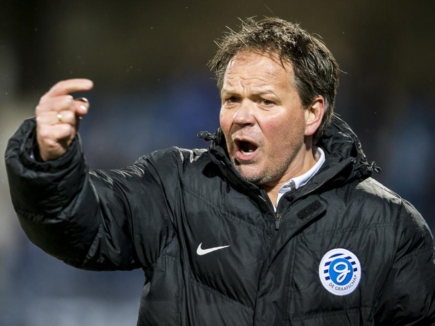 Henk de Jong debuteert met een nederlaag als hoofdtrainer van De Graafschap. Zijn ploeg gaat met 2-1 onderuit bij FC Eindhoven. (13-01-2017)